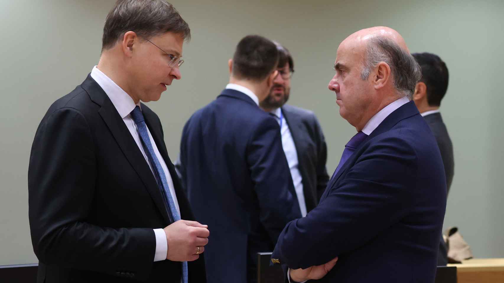 El vicepresidente del BCE, Luis de Guindos, conversa con el vicepresidente económico de la Comisión, Valdis Dombrovskis, durante el Ecofin de este martes en Bruselas