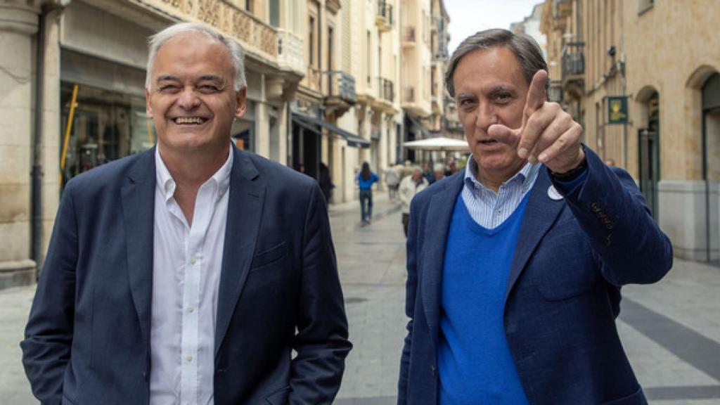 El vicesecretario general del Partido Popular, Esteban González Pons, visita el punto de información que el Partido Popular instala en la plaza del Liceo y atiende a los medios de comunicación