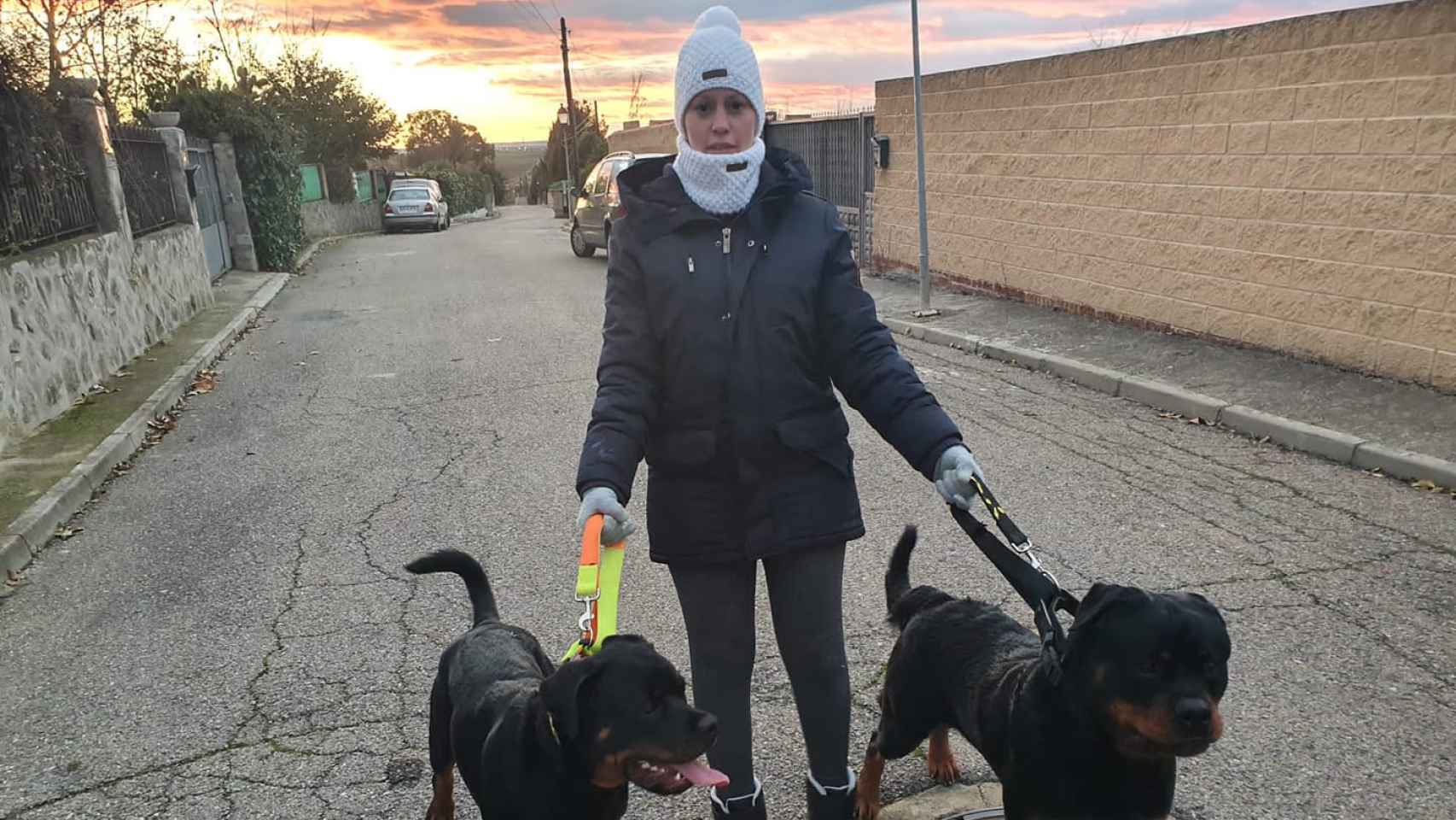 La concejala de Vox en Parla, Ana González, junto a dos de sus perros de presa.