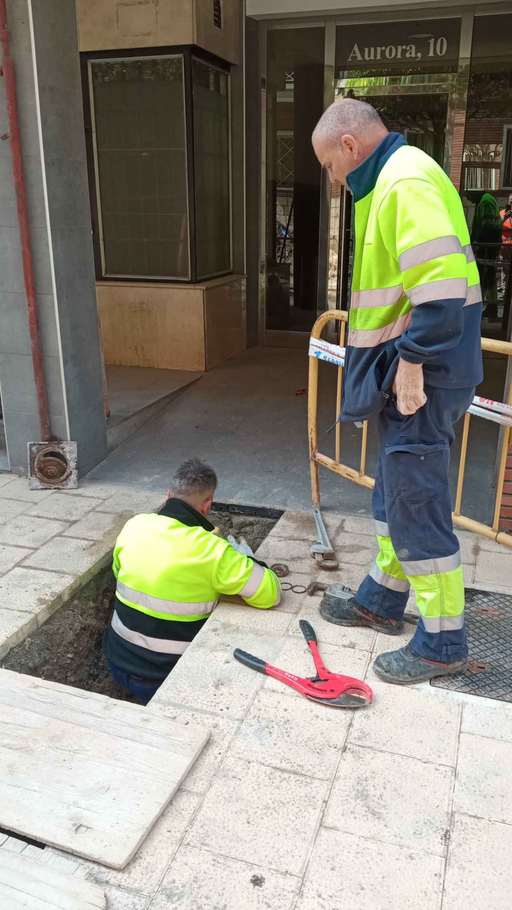 Dos operarios arreglando la tubería que propiciado el corte de agua en varias calles de Valladolid