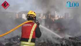 Los bomberos trabajan en la extinción de un incendio en Benidorm.
