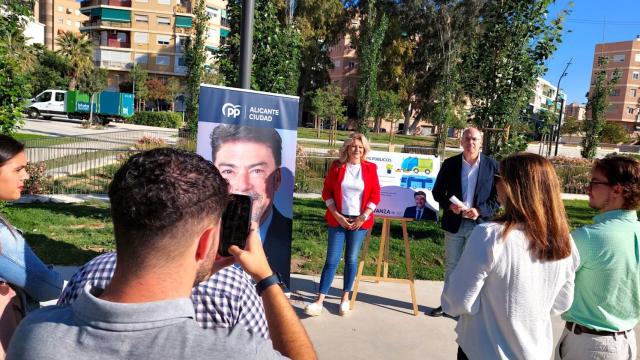 Cristina García y Manuel Villar en la presentación del programa electoral del PP en Alicante.