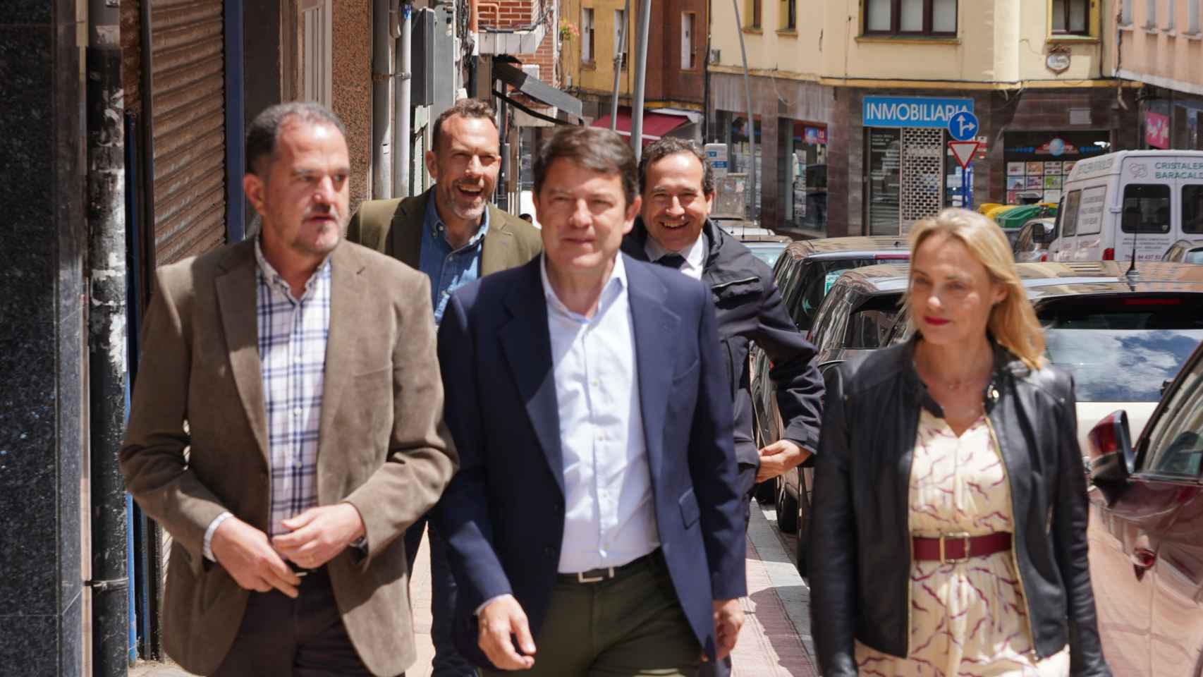 El presidente de la Junta, Alfonso Fernández Mañueco, durante su visita a la localidad vizcaína de Barakaldo, este martes.