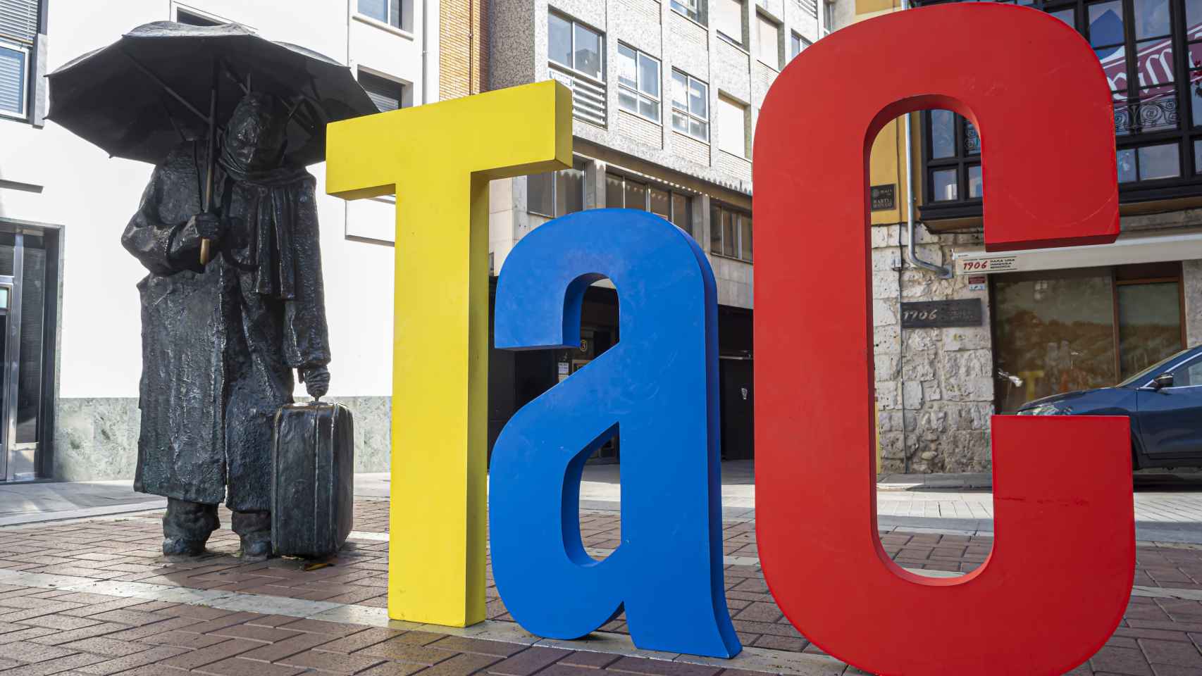Las letras del TAC junto la estatua del Comediante, en la Plaza de Martí y Monsó.