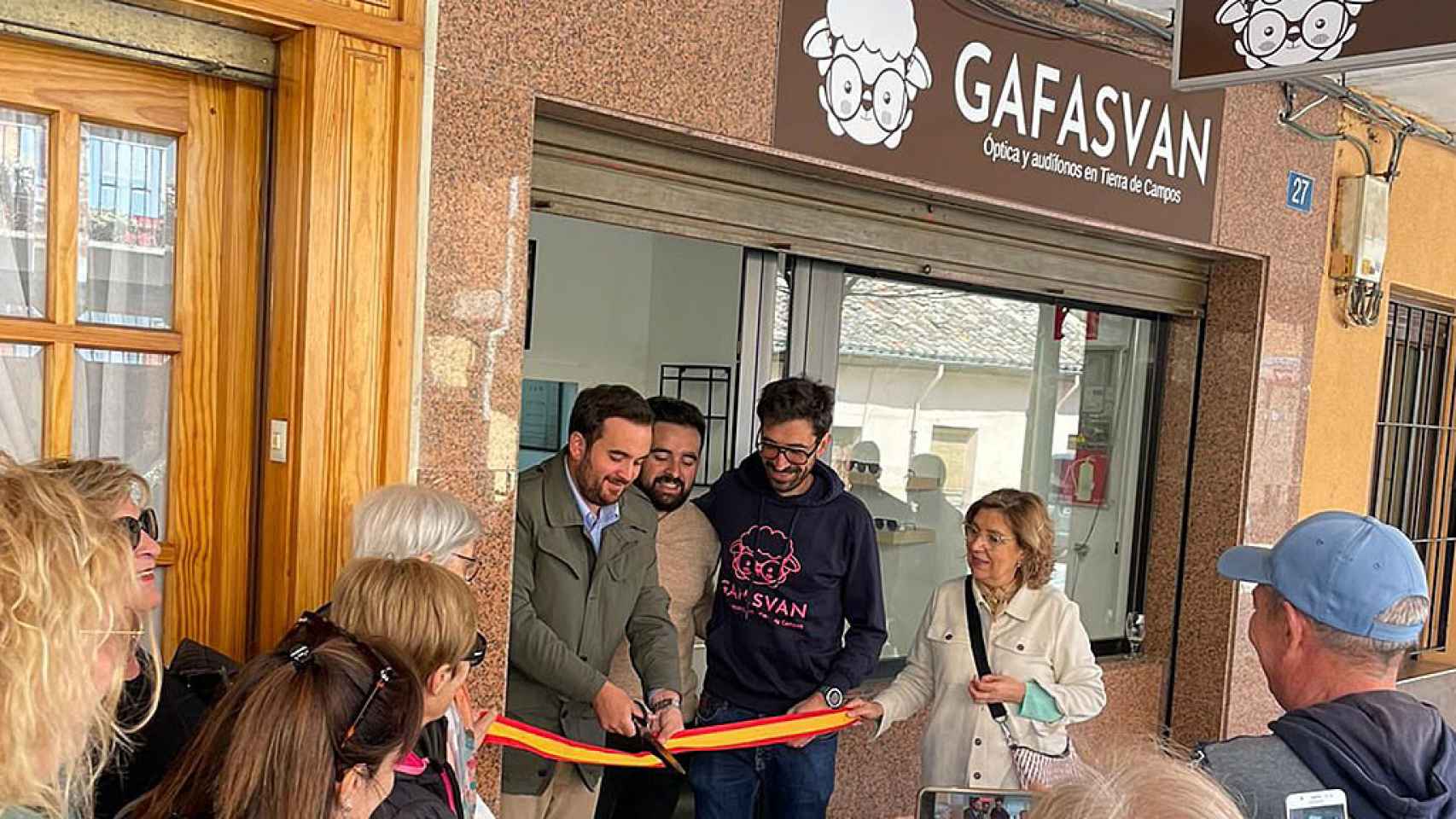 Imagen de la apertura de la tienda en Villalón este lunes con el alcalde, José Ángel Alonso, y Daniel y Víctor presentes