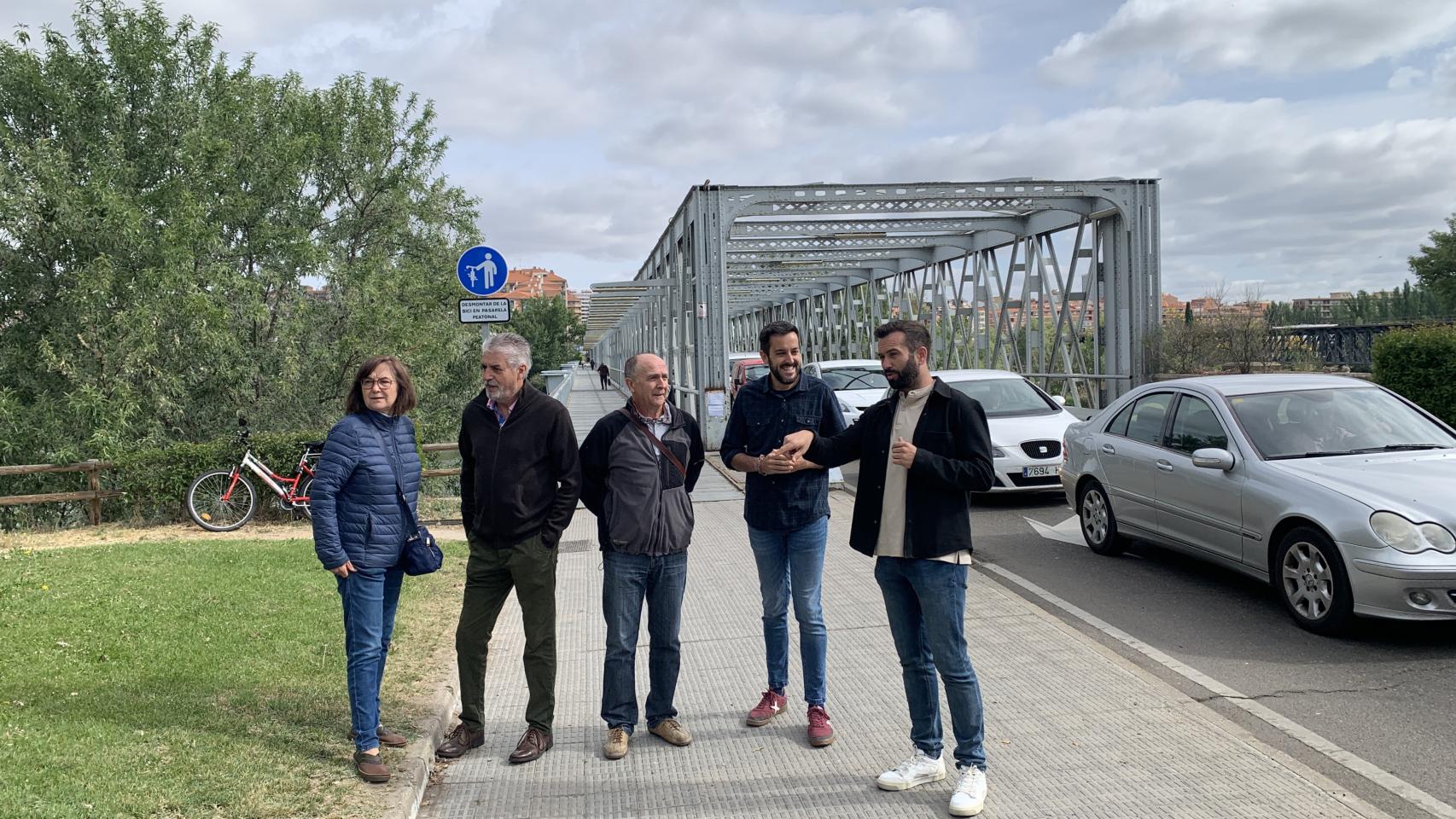 El candidato a la alcaldía de Zamora, David Gago, en el puente de Hierro