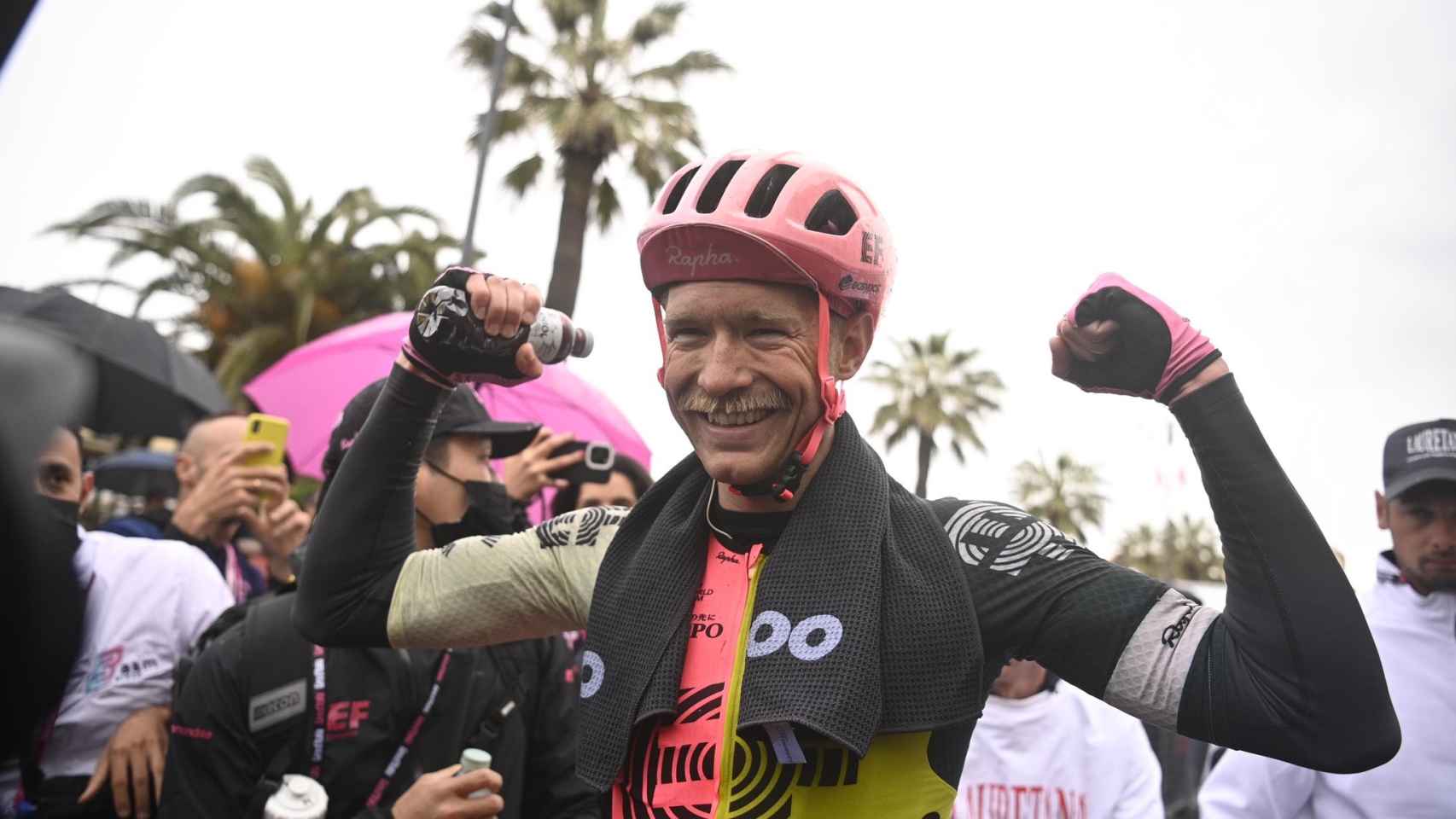 Magnus Cort-Nielsen celebra su victoria en el Giro.