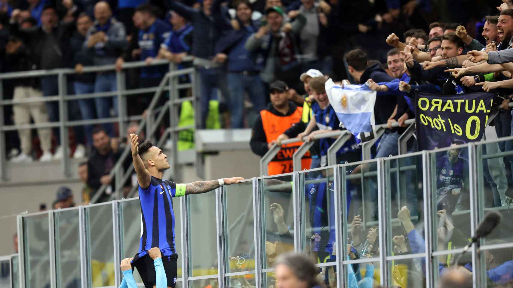 Lautaro Martínez, celebrando su gol con la afición del Inter de Milán