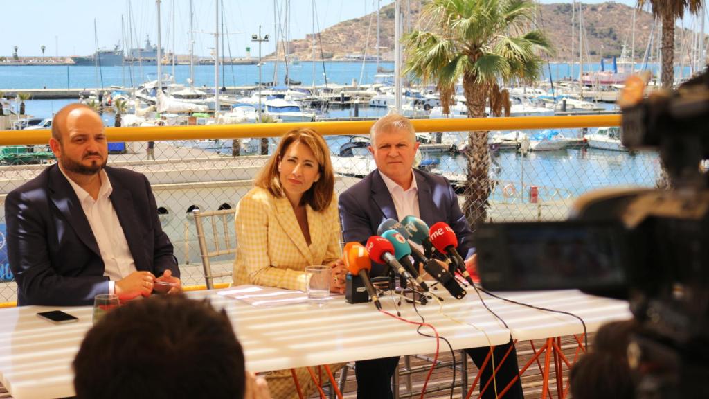 La ministra de Transportes, Raquel Sánchez (c), a su izquierda, el candidato del PSOE en la Región de Murcia, José Vélez, y a su derecha, el candidato a la alcaldía de Cartagena, Manuel Torres.