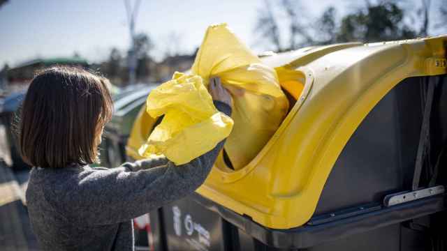 Imagen de archivo de una persona depositando envases de plástico en el contenedor amarillo. Cedida Ecoembes