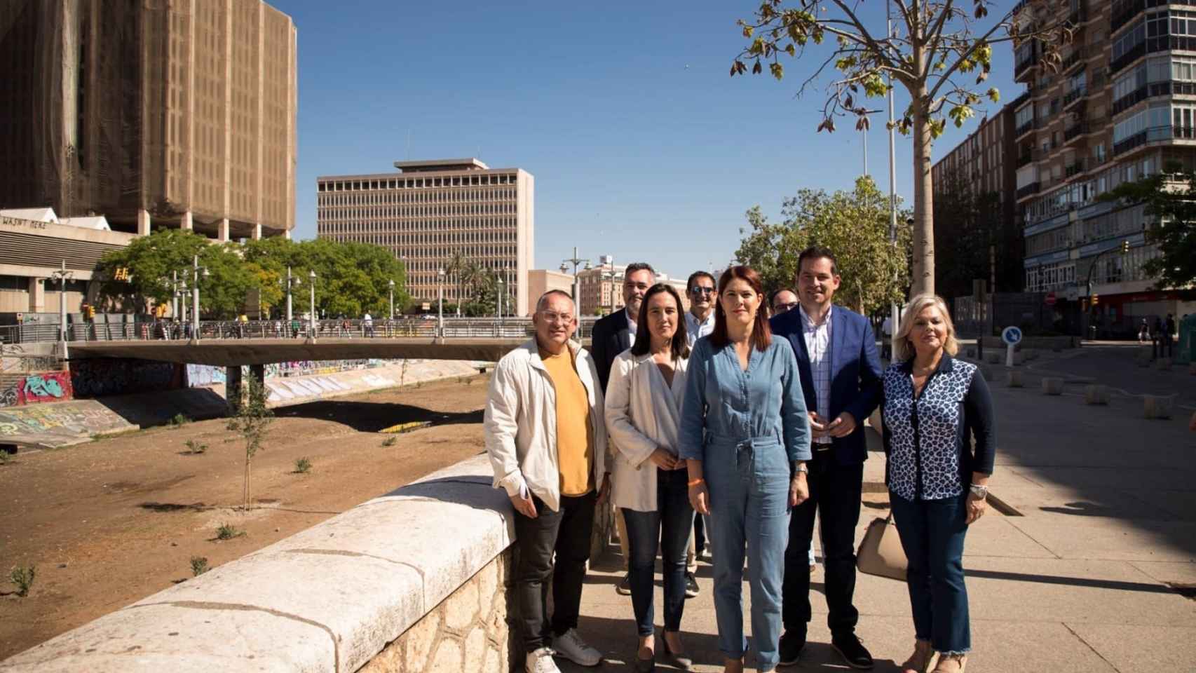 La candidata de CS a la Alcaldía de Málaga, Noelia Losada, acompañada otros miembros de la lista presenta propuestas electorales para este entorno.