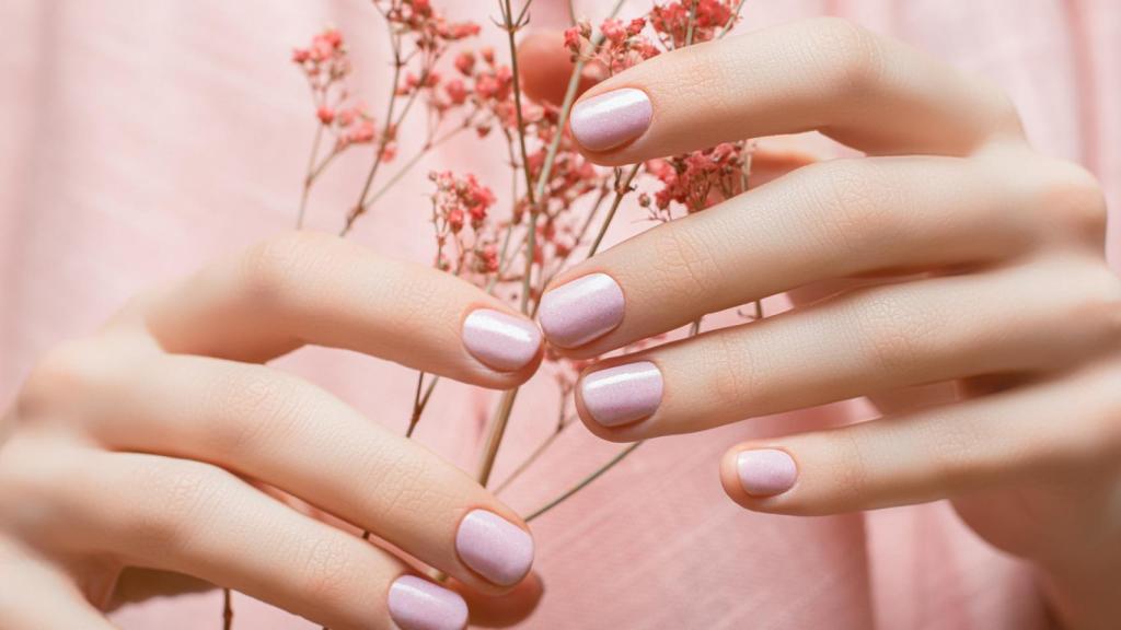 Manicura con flores.