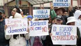 Manifestantes congregados a las puertas del juicio a Guillermo Lasso, presidente de Ecuador.