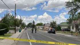 Agentes de policía trabajan en el lugar del tiroteo en Farmington (Nuevo México).