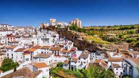 Este es el pueblo más impresionante del sur de España: calles y edificios bajo la roca