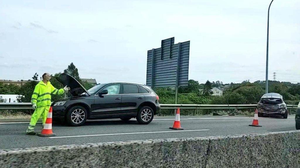 Cortado un carril y dos heridos leves en un choque en la AP-9 en Cambre (A Coruña)