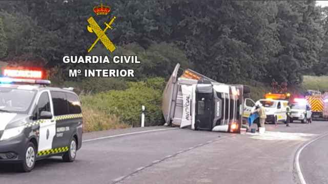 Camión cargado de pollos volcado en Silleda (Pontevedra).