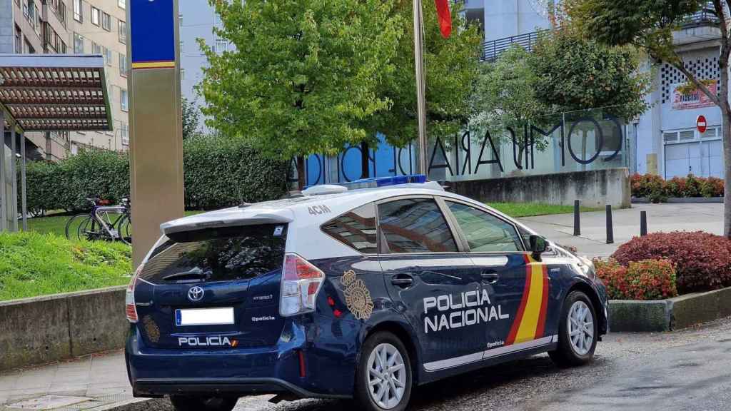 Un vehículo de la Policía Nacional estacionado en la comisaría de Vigo.