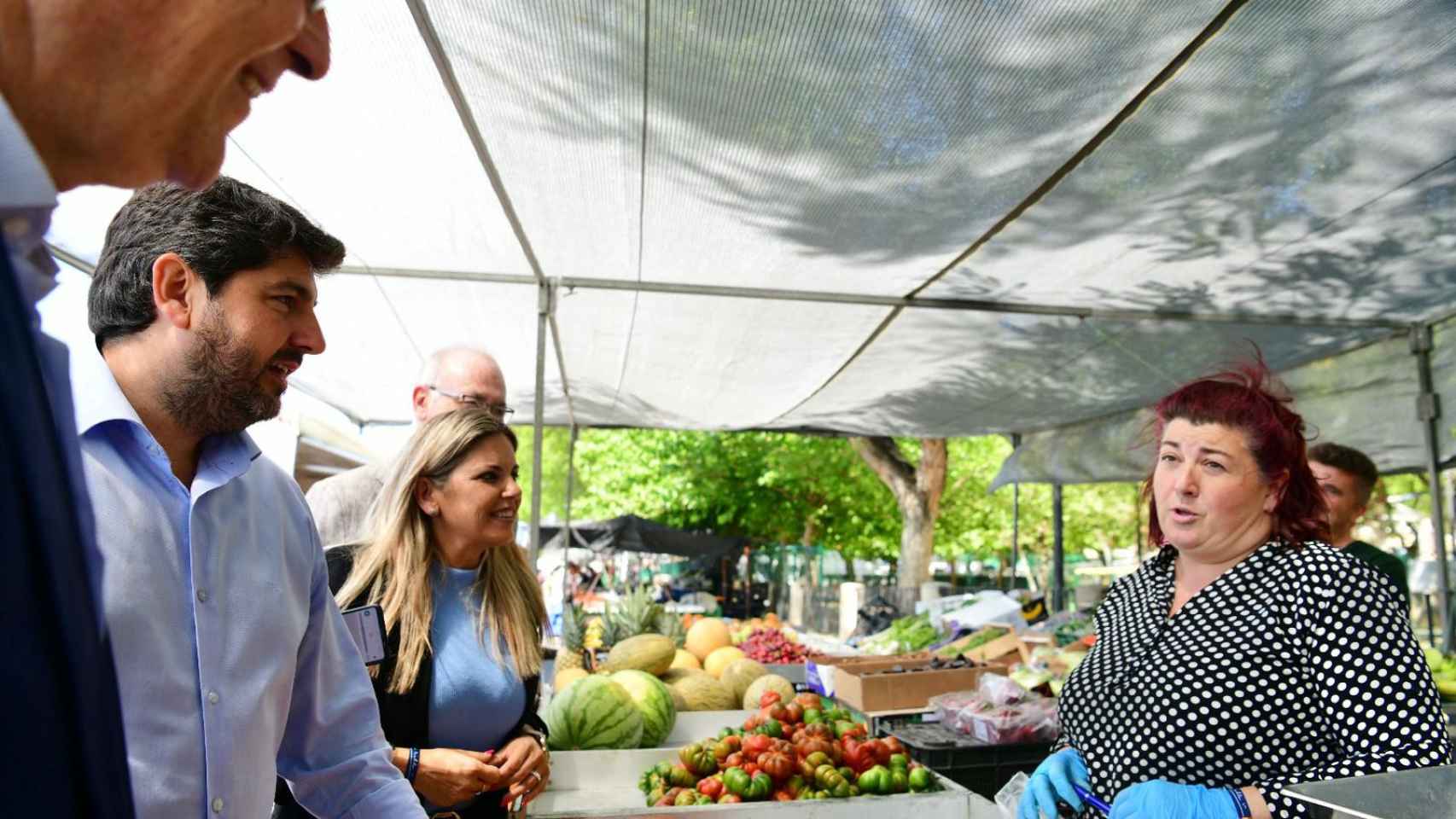 López Miras visitando el mercado semanal de la pedanía murciana de Cabezo de Torres.