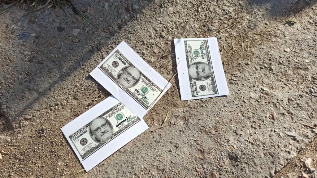 Billetes falsos con la cara de Olegario Ramón aparecidos en la pedanía de Fuentesnuevas.