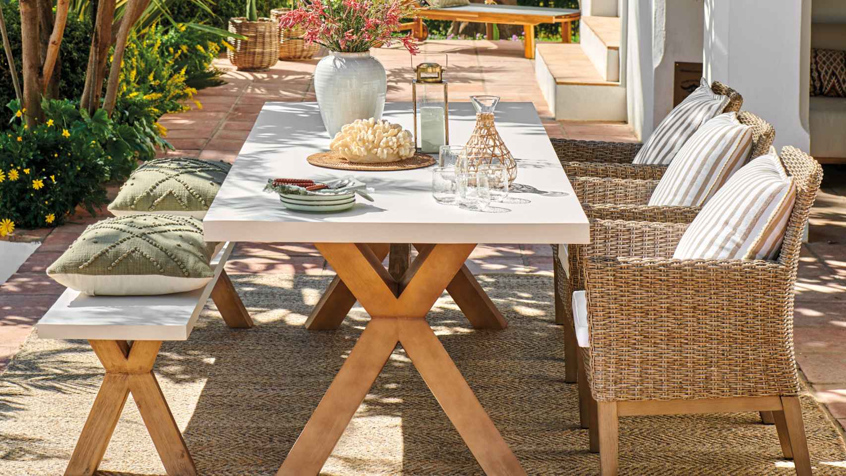 Colección de comedor de jardín con mesa y banco Keros y sillón Bastia (piezas desde 195 €) de El Corte Inglés.