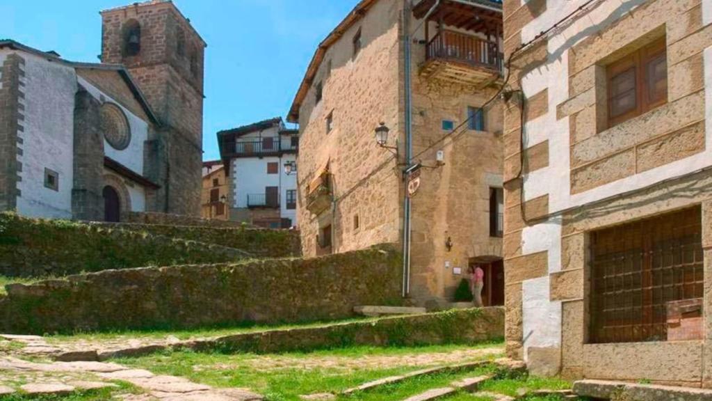 Una calle de Candelario con la iglesia renacentista al fondo