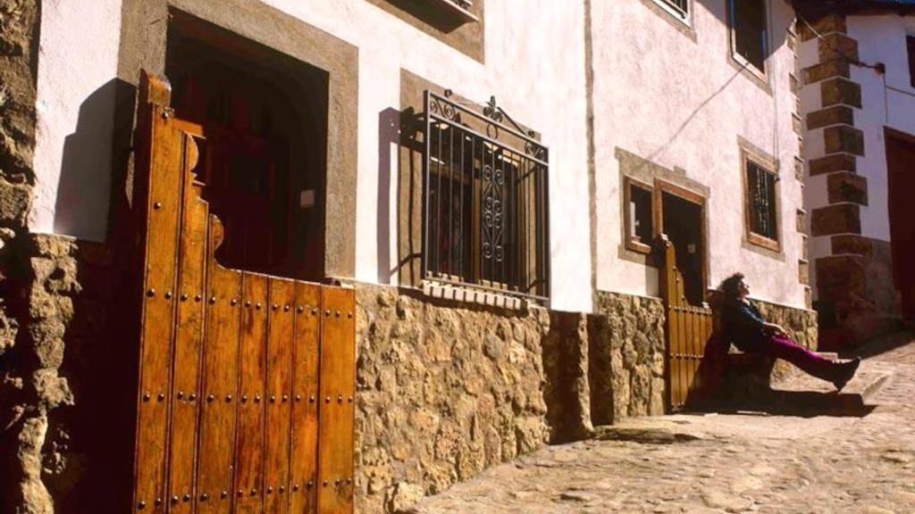 Una batipuerta en Candelario