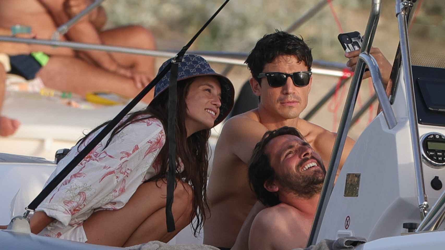 Álex González y María Pedraza durante unas vacaciones en Ibiza en 2022.