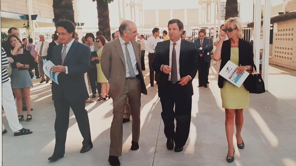 El alcalde, Luis Partida, en la inauguración del Aquopolis en 1987 durante su segunda Legislatura