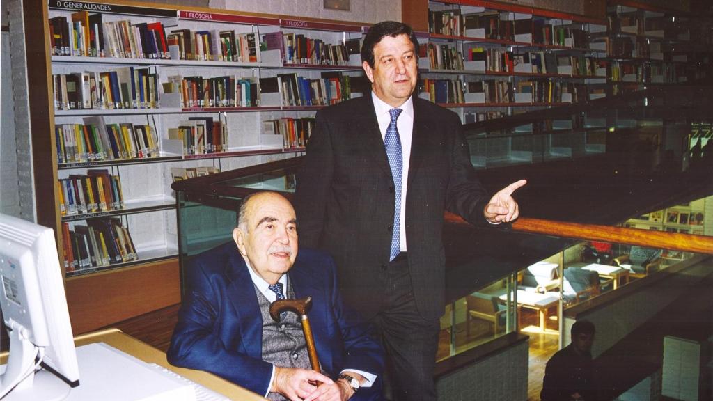 Junto a Fernando Lázaro Carreter, en 2002, en la inauguración de la Biblioteca Municipal que lleva el nombre del académico.