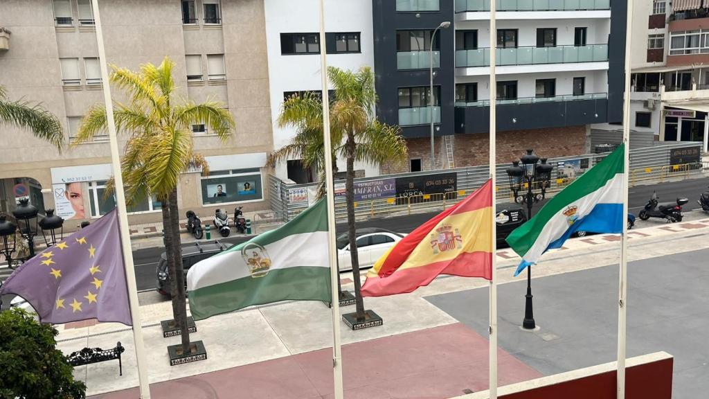 Las banderas ondean a media asta en Torremolinos tras el asesinato de una mujer de 28 años.