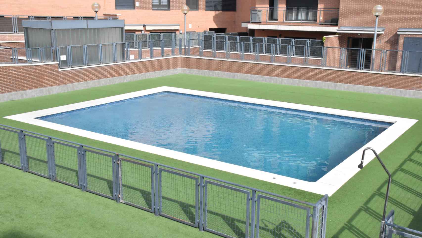 La piscina de una urbanización.