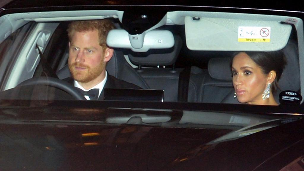 Meghan Markle junto al príncipe Harry, en su último viaje a Reino Unido.