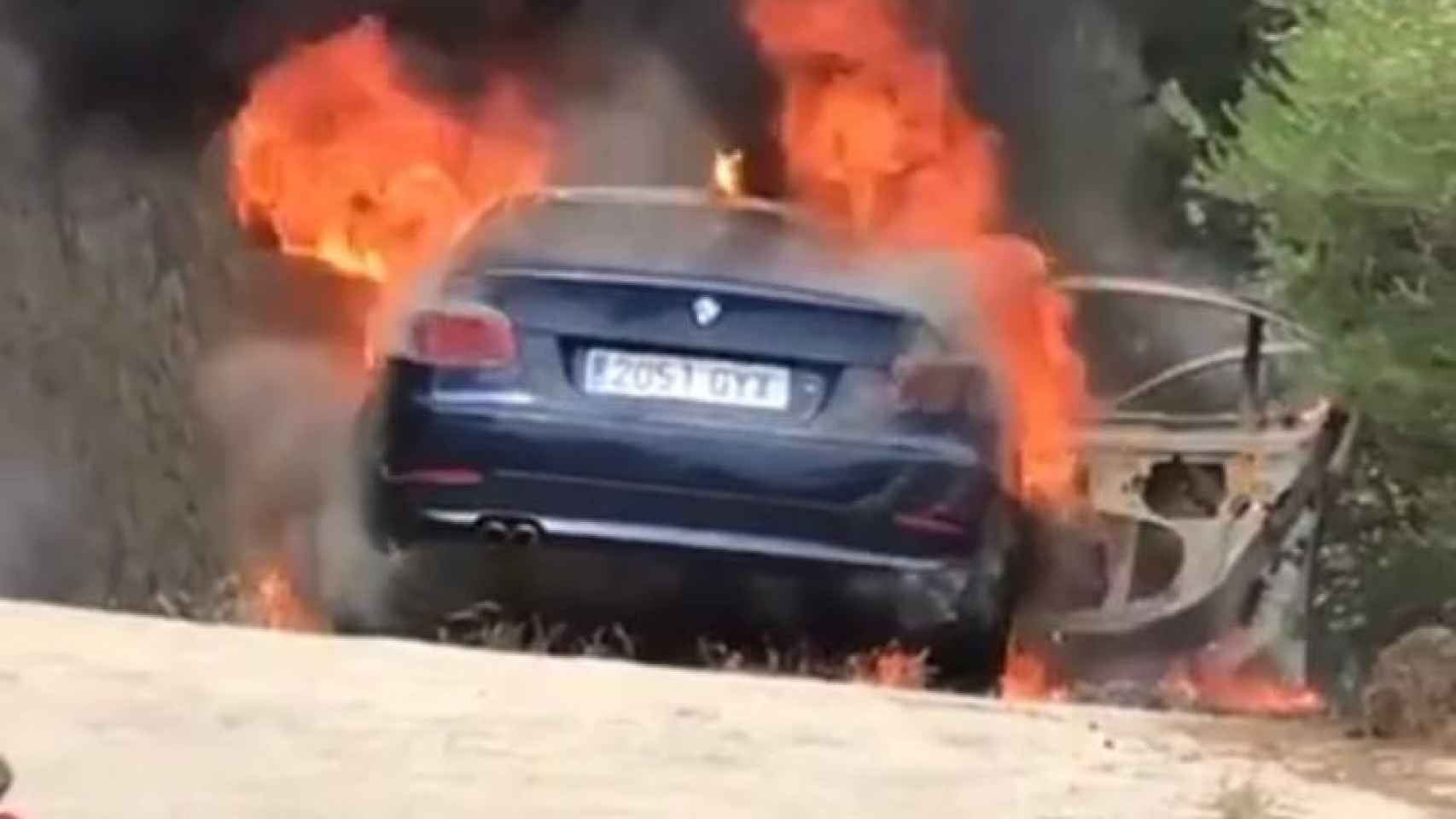 El coche de los hombres, ardiendo.