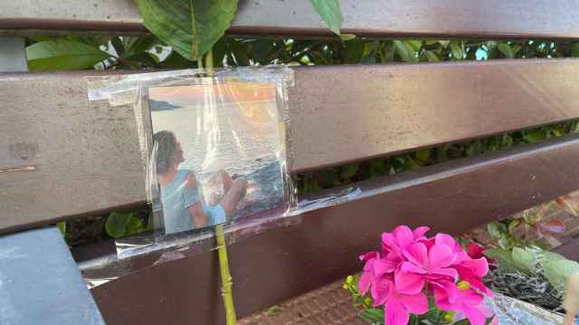 Los vecinos han puesto una foto de Lourdes en el banco donde su ex le quitó la vida.