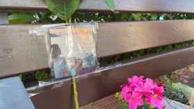 Los vecinos han puesto una foto de Lourdes en el banco donde su ex le quitó la vida.