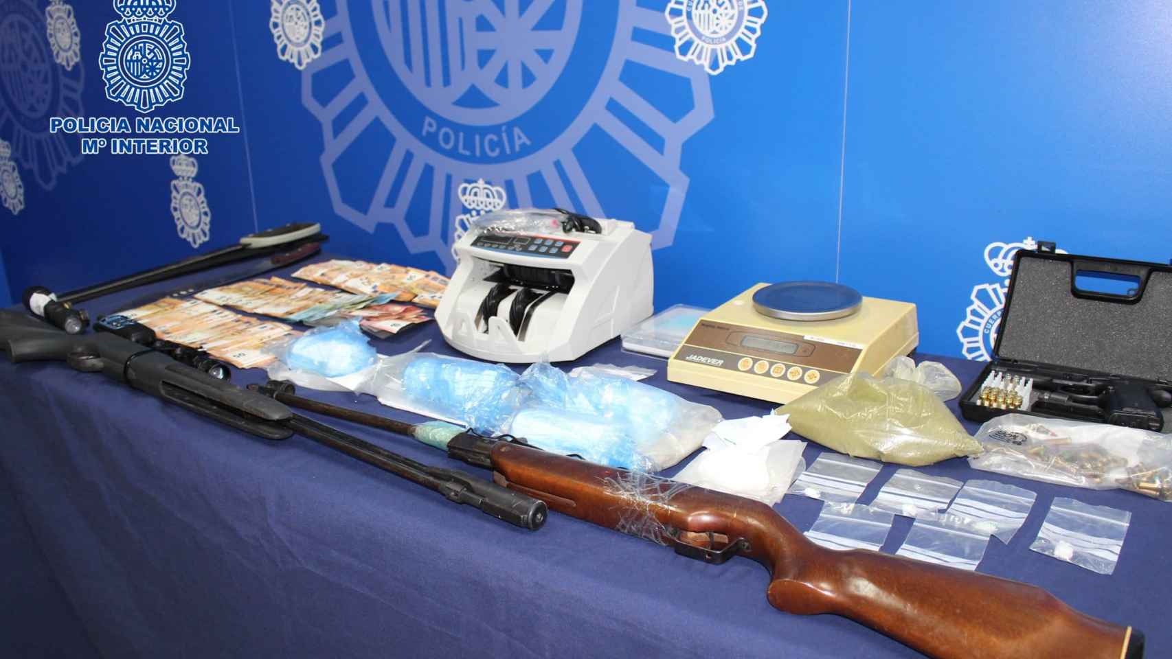 La droga, las armas y los teléfonos móviles que la Policía Nacional encontró en su vivienda.