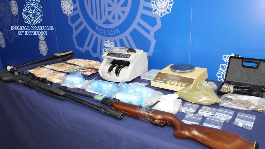 La droga, las armas y los teléfonos móviles que la Policía Nacional encontró en su vivienda.