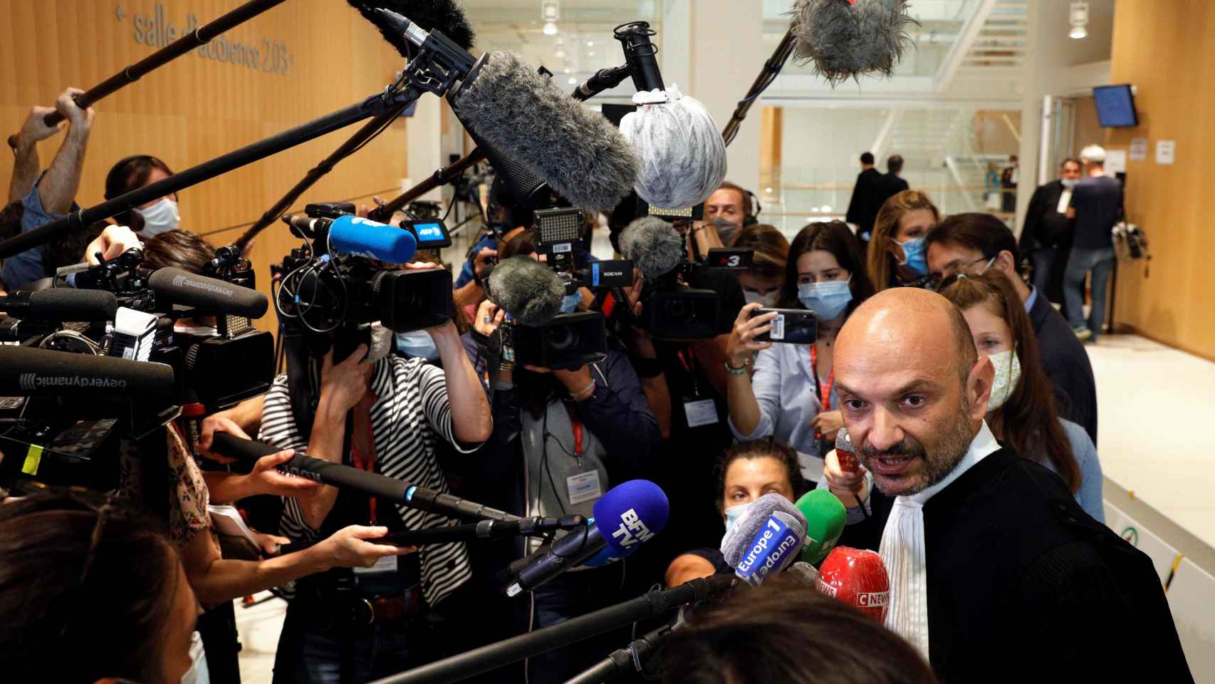 Richard Malka habla con la prensa durante el juicio por los atentados de 2015. París, 9 de septiembre de 2020. Foto: Geoffroy Van Der Hasselt/AFP/dpa