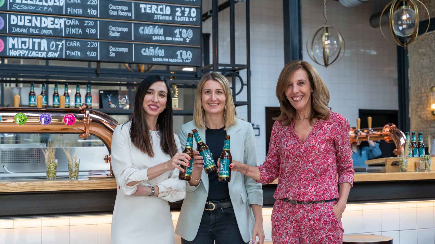 María Ruiz Sanguino, responsable de la marca Cruzcampo; Elena Morales, directora de Innovación de Heineken España y Regla Bejarano, directora de la Fundación Cruzcampo, en la presentación de Cruzcampo Tremenda.