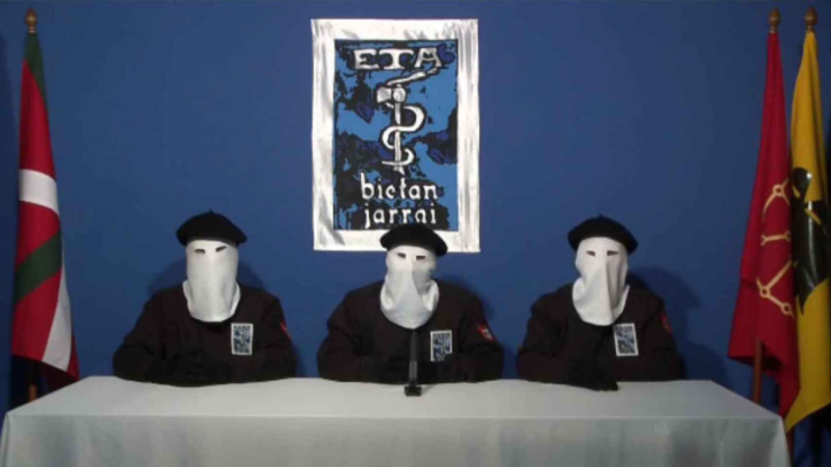 Miembros de ETA anunciando el cese definitivo de la banda.