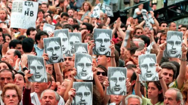 Manifestación en protesta contra el secuestro y asesinato de Miguel Ángel Blanco en julio de 1997
