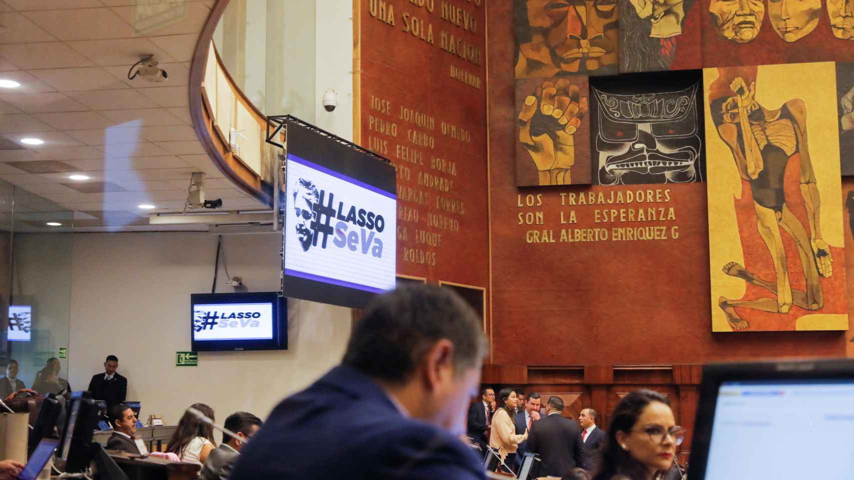 Una pantalla de la Asamblea Nacional ecuatoriana muestra el eslogan #Lasso Se Va, este martes.