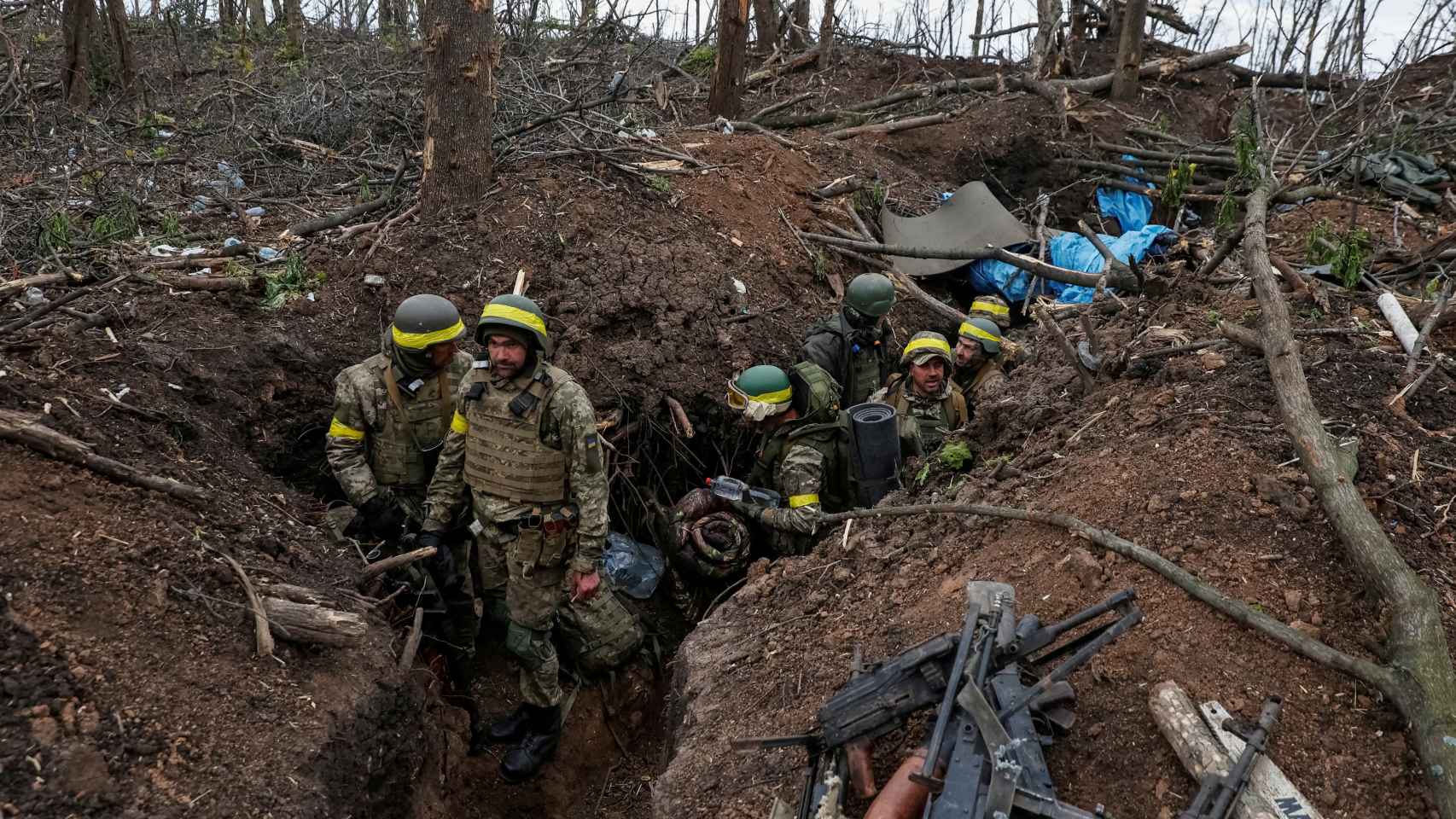 Miembros del ejército ucraniano en las trincheras de Bakhmut.