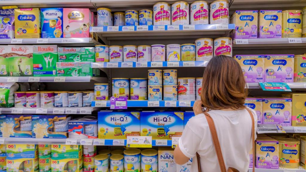 Imagen de archivo de una mujer realizando la compra en un supermercado.