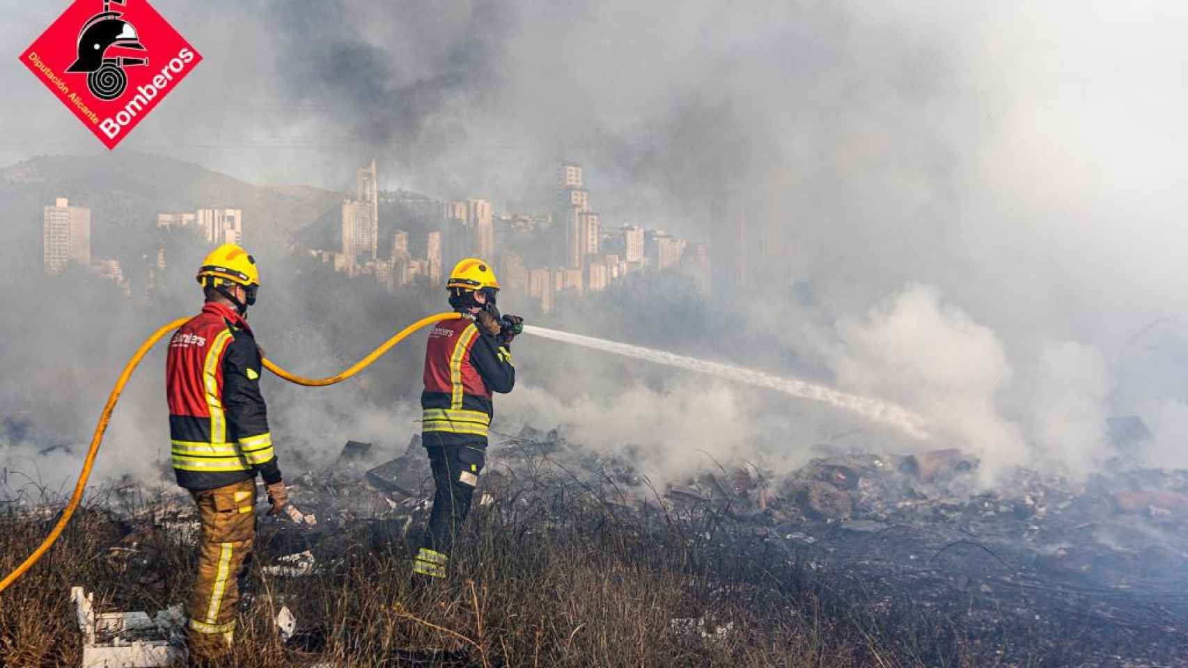 Bomberos trabajando en la extinción del incendio de Benidorm, este martes.