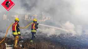 Bomberos trabajando en la extinción del incendio de Benidorm, este martes.