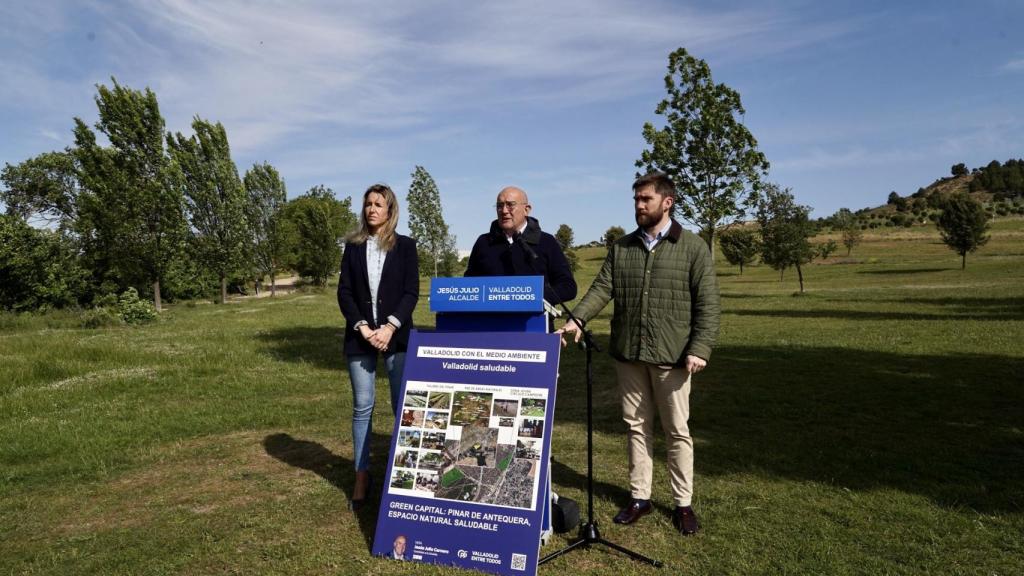 El candidato del PP al Ayuntamiento de Valladolid, Jesús Julio Carnero, junto a Irene Muñoz y Paco Blanco en Las Contiendas