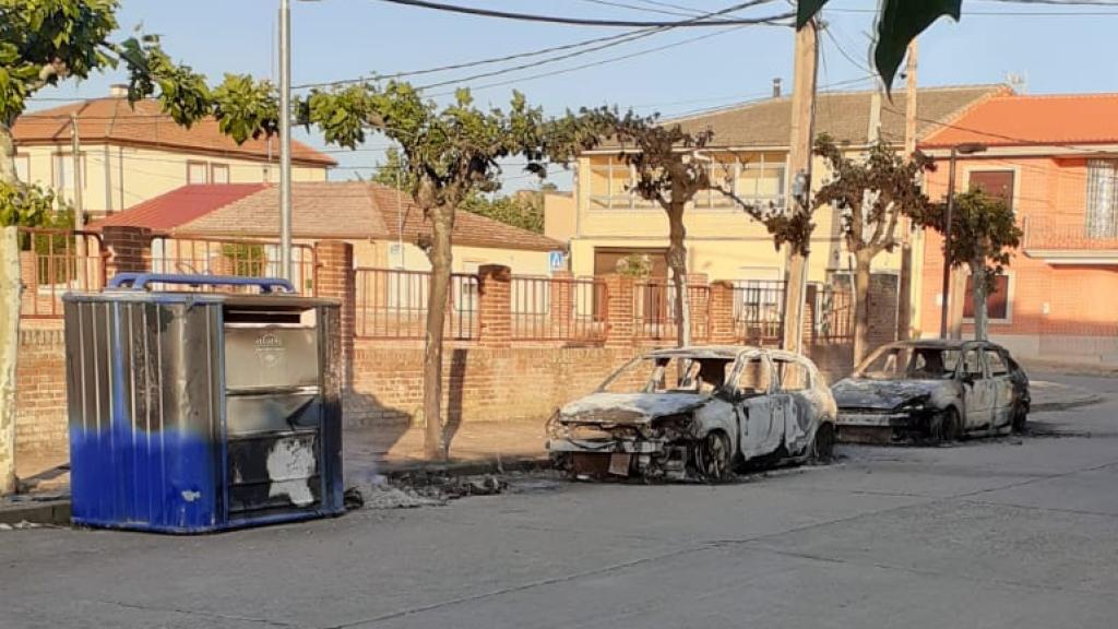 Dos vehículos y un contenedor calcinados en Carbajales de Alba