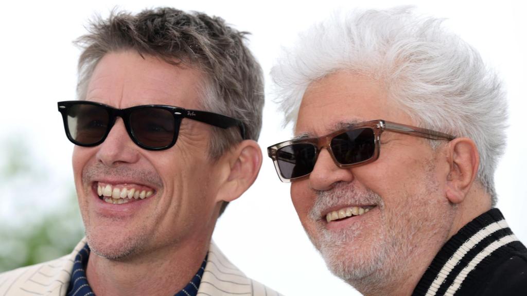 Ethan Hawke y Pedro Almodóvar en Cannes. Foto: EFE/EPA/MOHAMMED BADRA